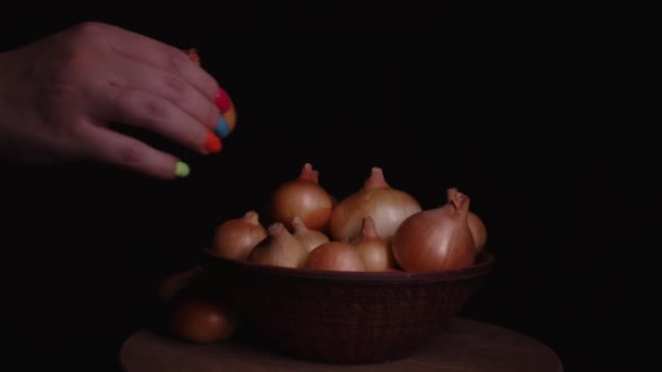 Pile Whole Bulbs Raw Onion Ceramic Bowl Table Woman Hand — Stock Video