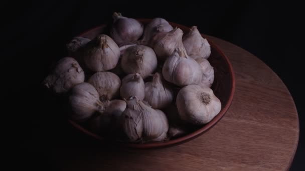 Stapel Hele Bollen Knoflook Keramische Kom Tafel Oogst Van Ongepelde — Stockvideo