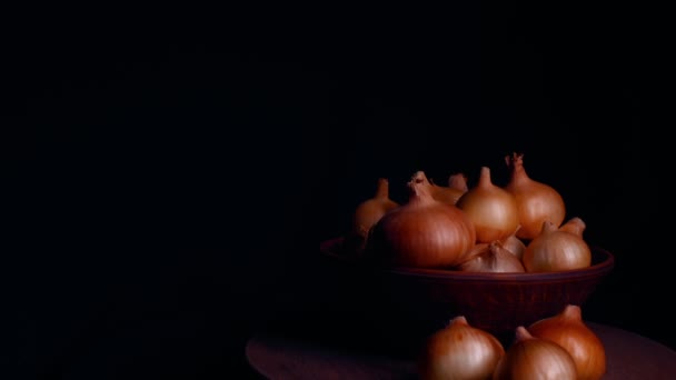 Stapel Hele Bollen Rauwe Keramische Kom Tafel Vrouwenhand Neemt Bol — Stockvideo