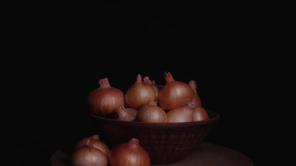 Pile Whole Bulbs Raw Onion Ceramic Bowl Table Woman Hand — Stock Video