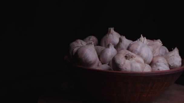 Stapel Hele Bollen Knoflook Keramische Kom Tafel Oogst Van Ongepelde — Stockvideo