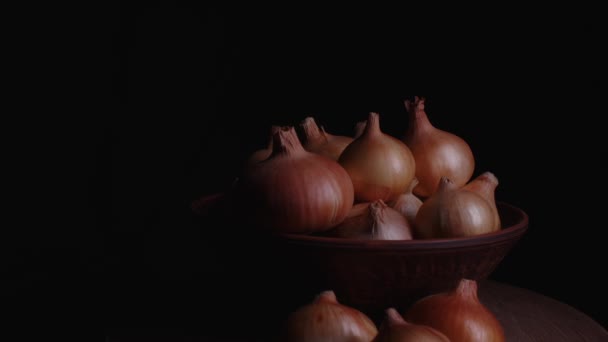 Σωρός Από Ολόκληρους Βολβούς Ακατέργαστου Κρεμμυδιού Κεραμικό Μπολ Στο Τραπέζι — Αρχείο Βίντεο