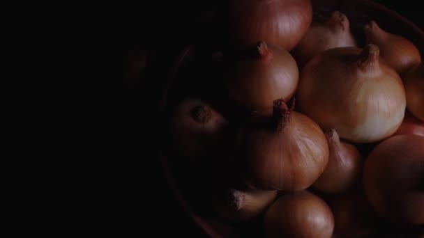 Masadaki Seramik Kasede Bir Yığın Çiğ Soğan Siyah Arka Planda — Stok video