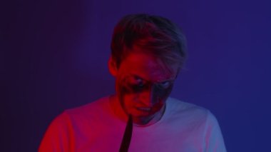 Kızgın adam, manyak ya da karanlık bir odada deli. Bıçaklı bir portre adamı. Seri katil manyağı..