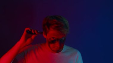 Kızgın adam, manyak ya da karanlık bir odada deli. Bıçaklı bir portre adamı. Seri katil manyağı..