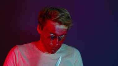 Kızgın adam, manyak ya da karanlık bir odada deli. Bıçaklı bir portre adamı. Seri katil manyağı..