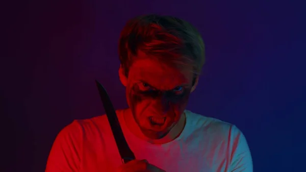 愤怒的男人 疯子或疯子在黑暗的房间里 拿着刀的人物形象 连环杀手疯子 — 图库照片
