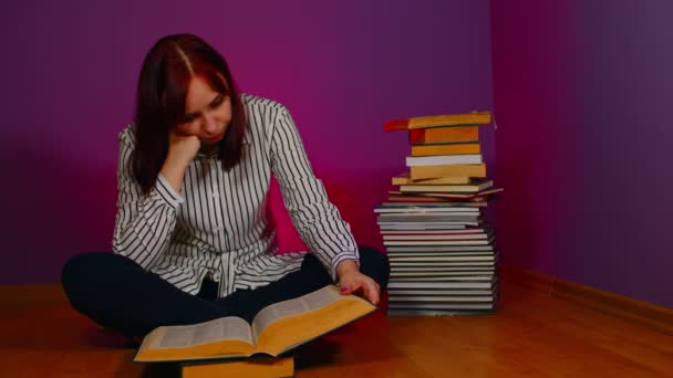 Jonge Vrouw Zit Vloer Met Een Stapel Boeken Bladert Door — Stockvideo