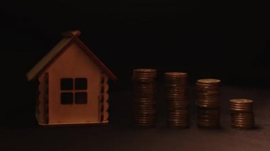 Emlak, altın paralar ve oyuncak ev kredileri. Konsept: Emlak yatırımı ve konut kredisi finansmanı.