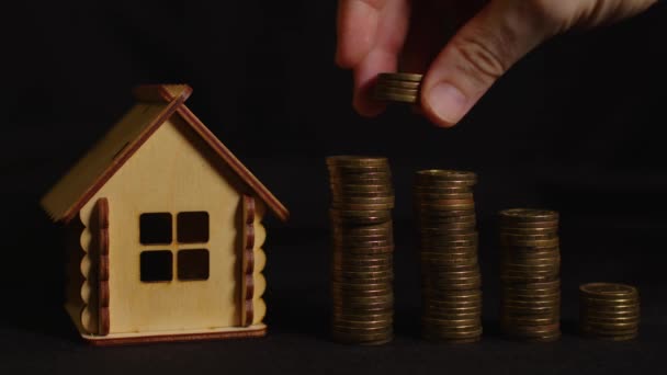 Darlehen Für Immobilien Goldmünzen Und Spielzeughaus Konzept Immobilieninvestitionen Und Hypothekenfinanzierung — Stockvideo
