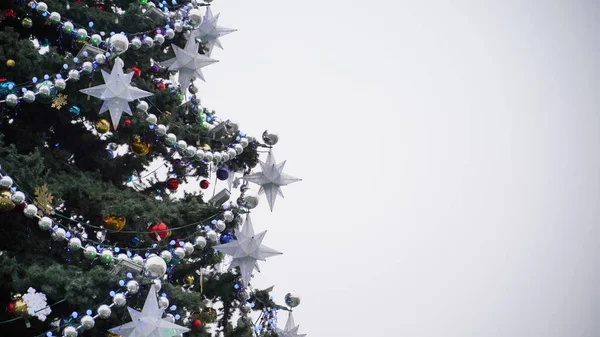 Ялинка Вечірній Вулиці Низький Кут Хвойного Дерева Традиційними Різдвяними Прикрасами — стокове фото