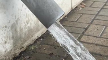 Su kanalizasyonuyla yağmur üstüne su borusu hattı. boşaltma borusu