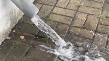 Su kanalizasyonuyla yağmur üstüne su borusu hattı. boşaltma borusu.