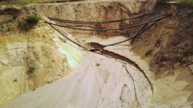 Yerden yükselen kanalizasyon boruları. Şehir altyapısında bir kaza. Hasarlı kanalizasyon borusu. İletişim onarımı. Su, kanalizasyon.