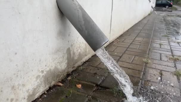 Linha Tubo Calha Após Chuva Com Drenagem Água Tubo Drenagem — Vídeo de Stock