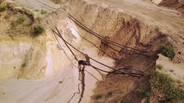 Виступаючі Каналізаційні Труби Землі Аварія Інфраструктурі Міста Пошкоджена Каналізаційна Труба — стокове відео