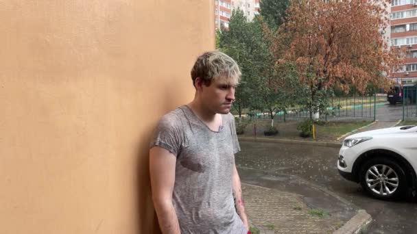 Triste Uomo Trova Vicino Muro Bagna Sotto Pioggia Ragazzo Inzuppato — Video Stock