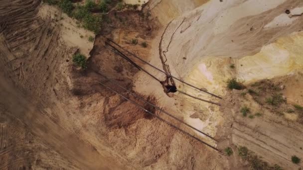 Aus Dem Boden Ragende Kanalrohre Ein Unfall Der Städtischen Infrastruktur — Stockvideo