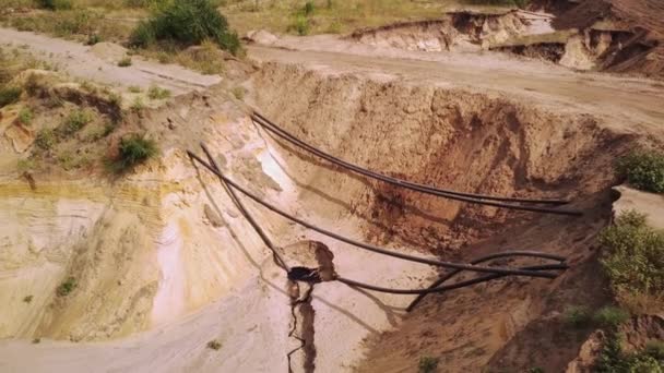 Wysuwające Się Rury Kanalizacyjne Ziemi Wypadek Infrastrukturze Miejskiej Uszkodzona Rura — Wideo stockowe
