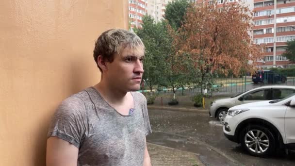Üzgün Adam Duvarın Yanında Durur Yağmurda Islanır Yazın Sağanak Yağış — Stok video