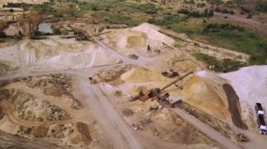 Kamyon bir kum ocağının içinden geçiyor. Madencilik endüstrisi