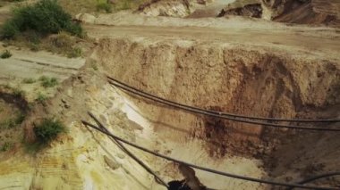 Yerden yükselen kanalizasyon boruları. Şehir altyapısında bir kaza. Hasarlı kanalizasyon borusu. İletişim onarımı. Su, kanalizasyon.