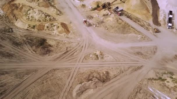 Truck Rijdt Door Een Zandgroeve Mijnbouw — Stockvideo