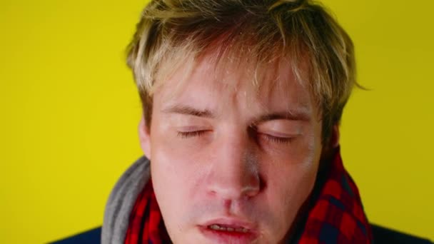 Hombre Tiene Secreción Nasal Moco Fluye Por Nariz Hombre Tiene — Vídeos de Stock