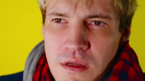 Hombre Tiene Secreción Nasal Joven Con Una Bufanda Limpia Los — Vídeos de Stock