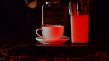 Espresso makinesinden kahve dökülüyor. Kahve fincanı olan profesyonel bir kahve makinesi. Espresso şat akıyor..
