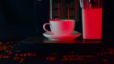 Espresso makinesinden kahve dökülüyor. Kahve fincanı olan profesyonel bir kahve makinesi. Espresso şat akıyor..
