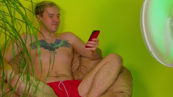 Homme Adulte Avec Torse Aide Smartphone Assis Dans Fauteuil Avant — Video