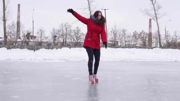 Jonge Vrouw Winterkleren Schoenen Met Hoge Hakken Glijdt Ijs Gek — Stockvideo