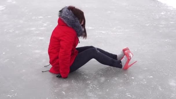 Jovem Mulher Roupas Inverno Sapatos Salto Alto Senta Gelo Após — Vídeo de Stock