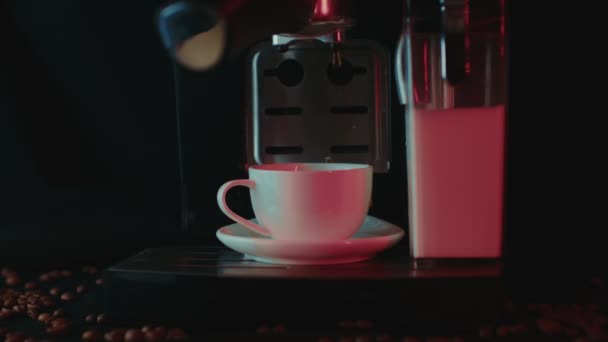 Espresso Koffie Uit Een Espressomachine Thuis Professionele Koffiezetapparaat Met Koffiekop — Stockvideo