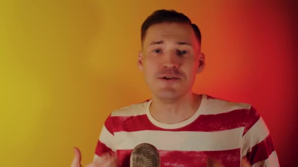 Jeune Homme Parlant Dans Microphone Caméra Blogueur Émotionnel Enregistrant Contenu — Video