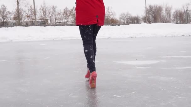 Jonge Vrouw Winterkleren Schoenen Met Hoge Hakken Glijdt Ijs Gek — Stockvideo