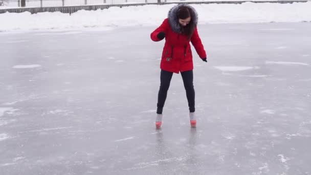 Jonge Vrouw Winterkleren Schoenen Met Hoge Hakken Glijdt Ijs Gek — Stockvideo