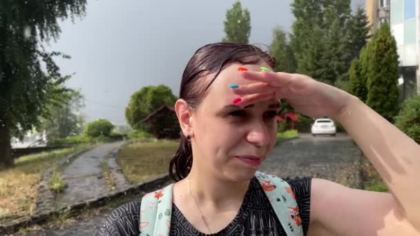 Молодая Женщина Промокает Дождем Промокшая Женщина Закрывает Глаза Рукой Ливнем — стоковое видео