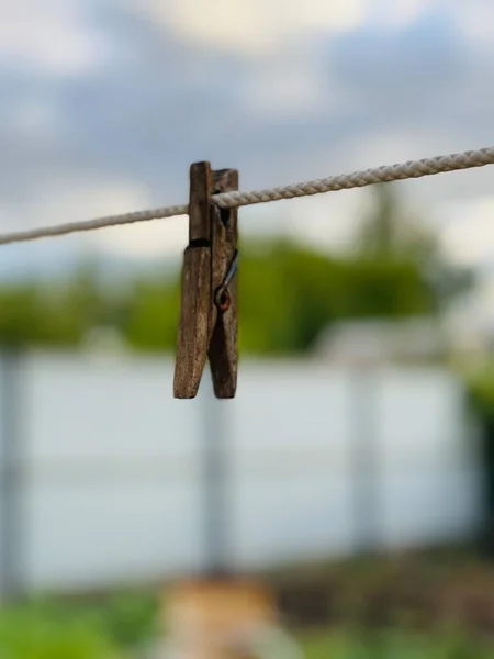 Jubah Kayu Tua Atas Tali Jalan Pedesaan Clothespin Tergantung Tali — Stok Foto