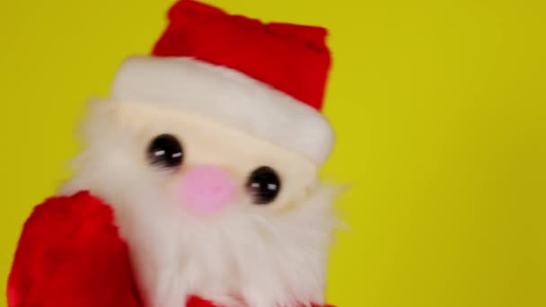 Peluche Marionnette Douce Père Noël Claus Sur Fond Jaune Gros — Video
