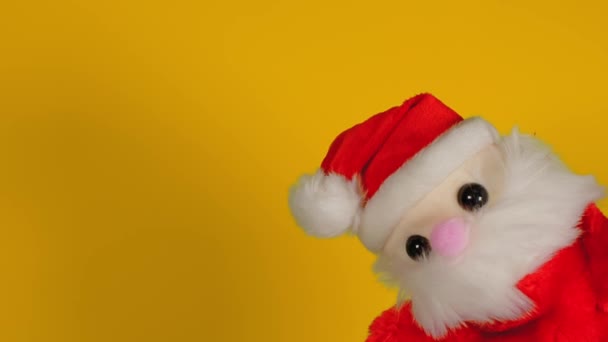 Mjuk Docka Leksak Jultomten Gul Bakgrund Närbild Santa Claus Marionett — Stockvideo