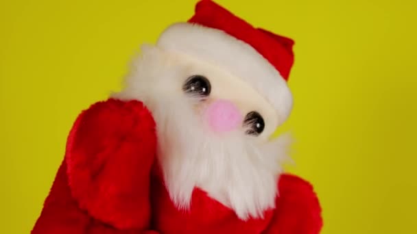 Noel Baba Nın Yumuşak Kukla Oyuncağı Kafa Sallıyor Sarı Arka — Stok video