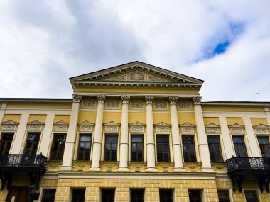 Lüks cephesi. Güneşli yaz gününde birçok penceresi olan lüks malikanenin dışından..