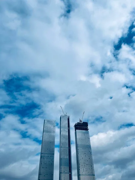 Modern Building Construction Crane Constructing Building High Crane Cloudy Day — Stock Photo, Image