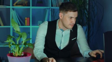 Yönetici umutsuzluğa kapılır ve sinirlenmeye başlar. Bilgisayarın başındaki fareye vurur. İş yerinde stres ve baskı.