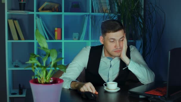 Śpiący Człowiek Laptopie Trzymający Kubek Kawy Zmęczony Śpiący Biznesmen Drzemie — Wideo stockowe