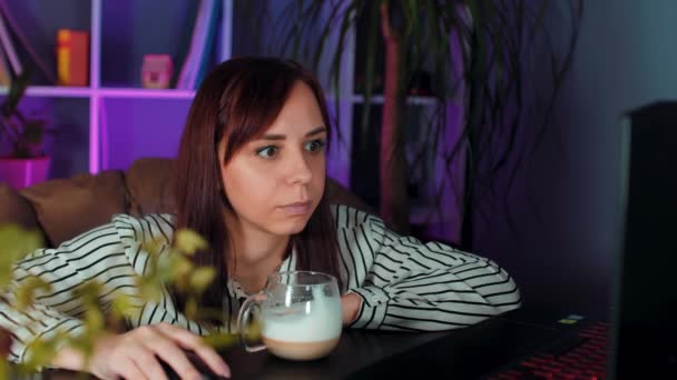 Mladá Žena Pije Kávu Sedí Křesle Před Počítačem Kanceláři Zaměstnanec — Stock video