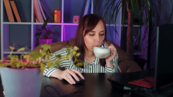 Giovane Donna Beve Caffè Seduta Poltrona Davanti Computer Carica Dipendente — Video Stock