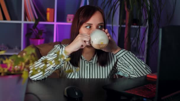 Młoda Kobieta Pije Kawę Siedzi Fotelu Przed Komputerem Biurze Pracownik — Wideo stockowe